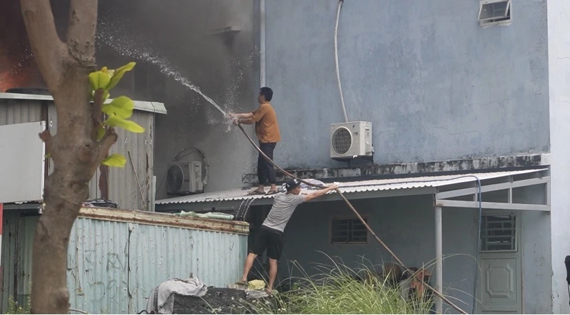 Người dân tham gia dập lửa z5330876394680_3ec7fcbc4c707b86b9d4d7f83804ef7f.jpg