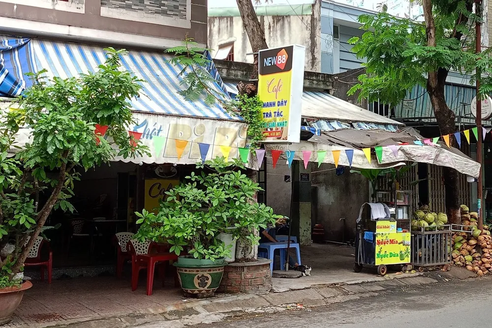 Một quán cafe để biển quảng cáo có logo NEW88 z5465027372519_381d7088091ce55b20dae4503c592fd0.jpg