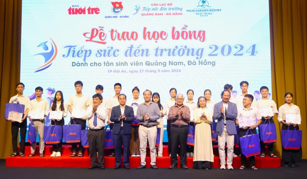 100 suất học bổng với tổng kinh phí hơn 1,5 tỷ đồng được trao đến các tân sinh viên