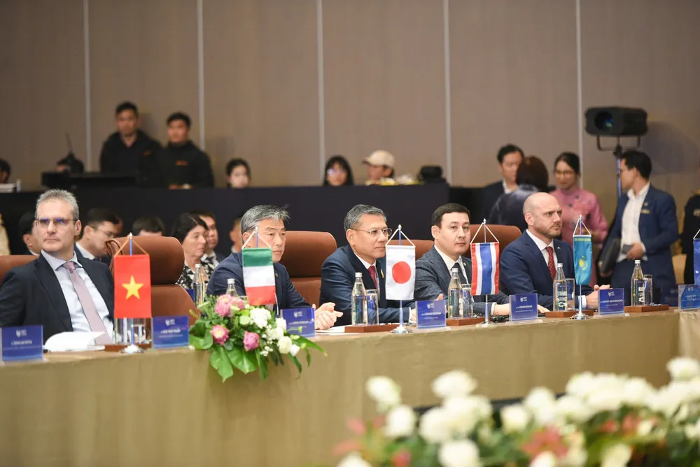 Các đại biểu tham dự diễn đàn z6238002304269_f748e5799e291a43ad58e8260ac8084d.jpg