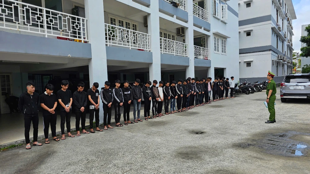 Cơ quan Cảnh sát điều tra Công an TP Đà Nẵng tống đạt quyết định khởi tố. Ảnh: CACC