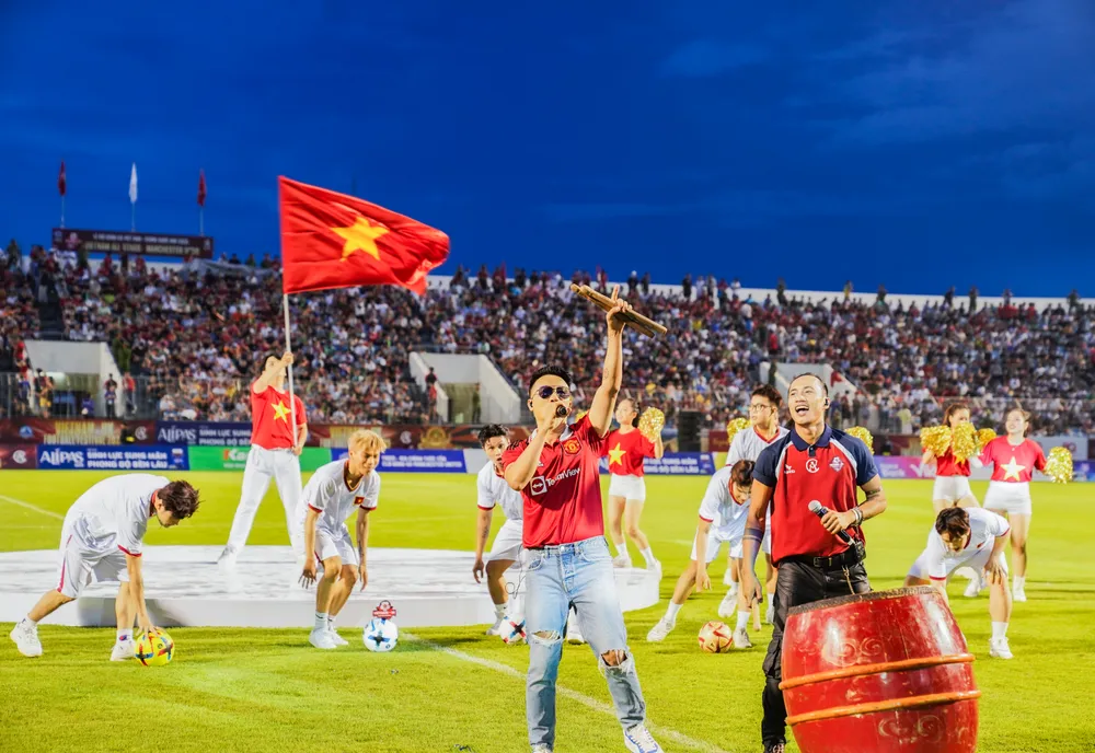 Ca sĩ Hoàng Bách và ca sĩ Phạm Anh Khoa trình diễn nhiều tiết mục tại sân vận động Hòa Xuân DSC02556.jpg