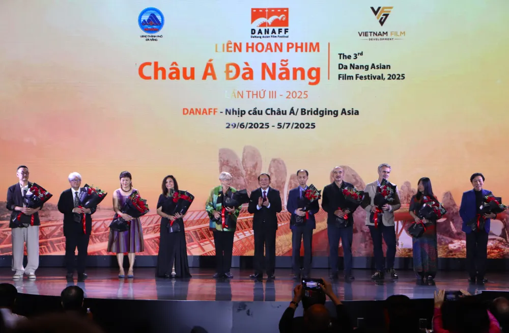 Đồng chí Nguyễn Văn Hùng, Bộ trưởng Bộ Văn hóa, Thể thao và Du lịch tặng hoa cho các thành viên ban giám khảo IMG_8055.JPG