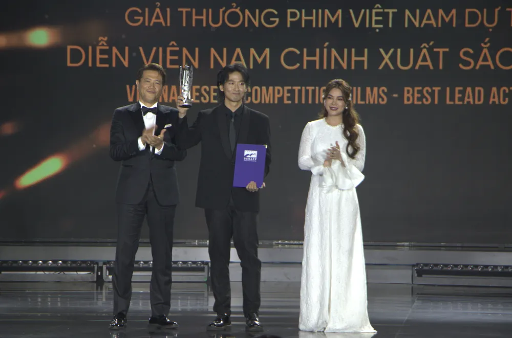 Diễn viên Tuấn Trần - Phim Làm giàu với ma nhận giải nam chính xuất sắc nhất IMG_8792.jpg
