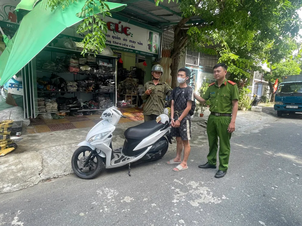 Công an TP Đà Nẵng bắt giữ Nguyễn Văn Bình. Ảnh: CACC