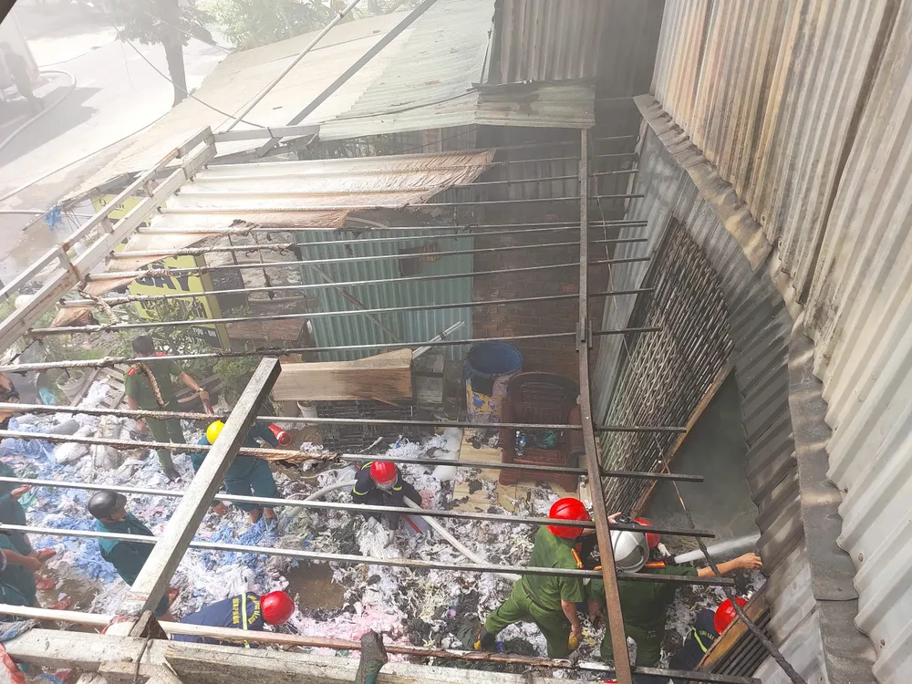 Nhiều tài sản và thiết bị trong kho bị thiêu rụi z6782843078952_6ab2df2d8cea220eae9d89a1f2247a7e.jpg