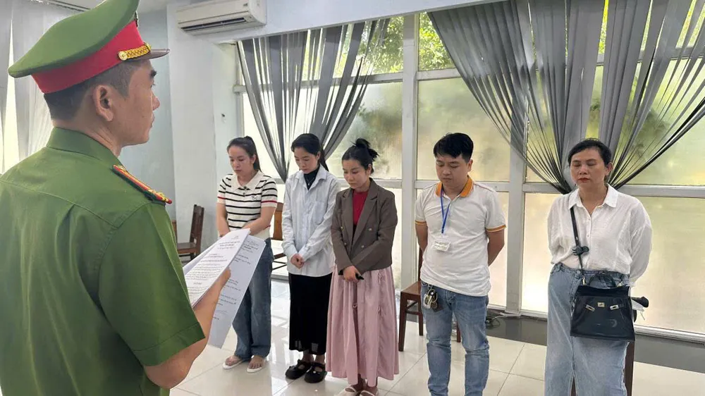 Các đối tượng tại cơ quan điều tra. Ảnh: CACC