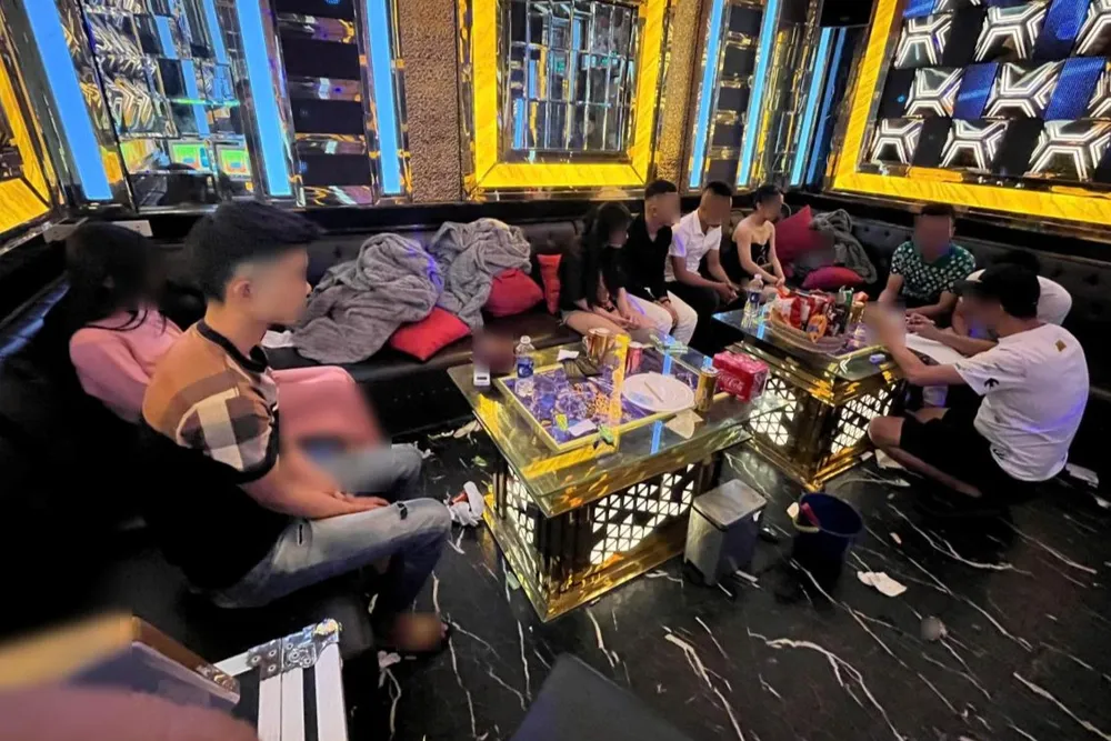 Hiện trường tại thời điểm cơ quan Công an kiểm tra quán karaoke RICH KID. Ảnh: CACC mt3-1.jpg