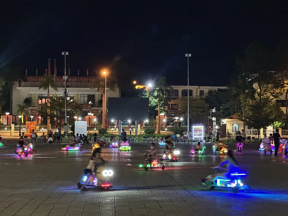 ក្មេងៗចូលរួមក្នុងការបើកបររថយន្តអគ្គិសនីខ្នាតតូចនៅឧទ្យាន Lien Chieu ។ រូបថត៖ PHAM NGA z6851974770932_e8cadebe0c32511495fa3c3ba5cead3d.jpg
