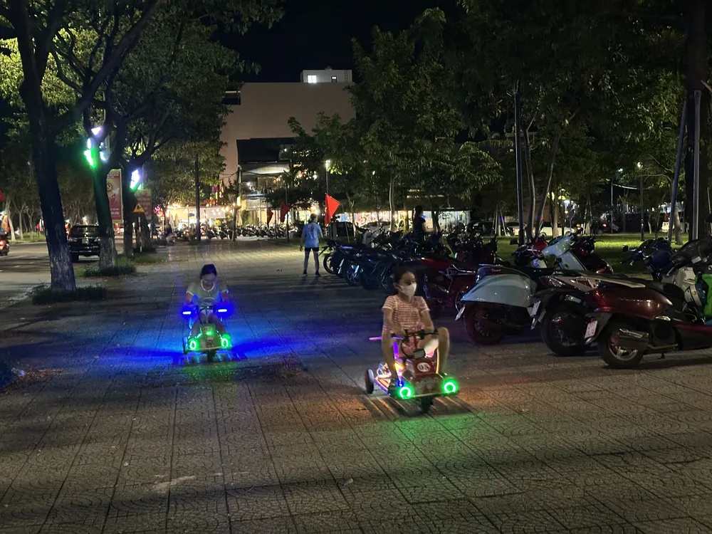 កុមារជាច្រើនមិនពាក់មួកសុវត្ថិភាពពេលបើកបររថយន្តអគ្គិសនីខ្នាតតូច។ រូបថត៖ PHAM NGA z6851977876273_90008e2d1d8e117762129e4f0f7b35b6.jpg