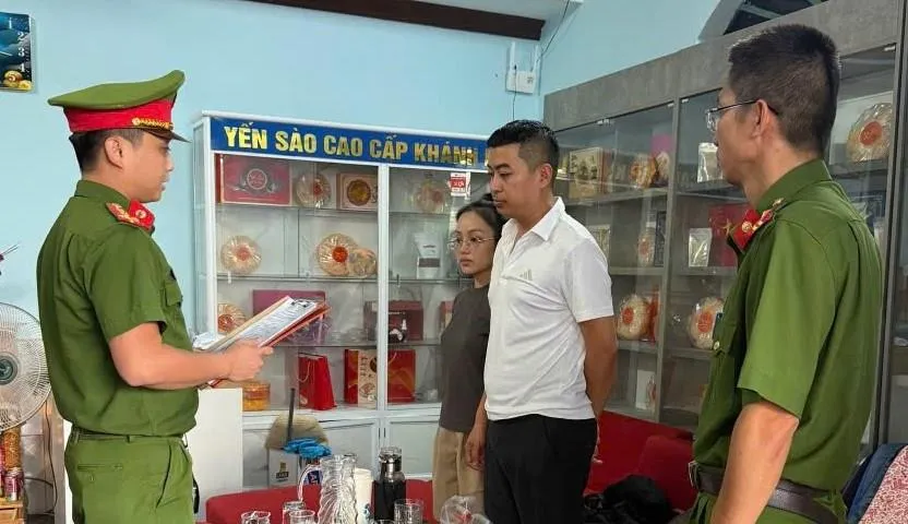 Trần Quang Trà và Trịnh Thị Khánh Linh bị bắt giữ. Ảnh: CACC 8u.jpg