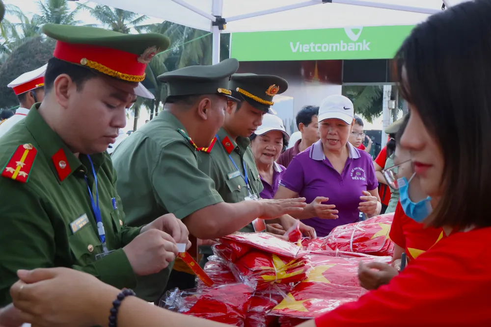 Công an TP Đà Nẵng phát áo cờ đỏ sao vàng cho người dân tại sự kiện IMG_9231.JPG