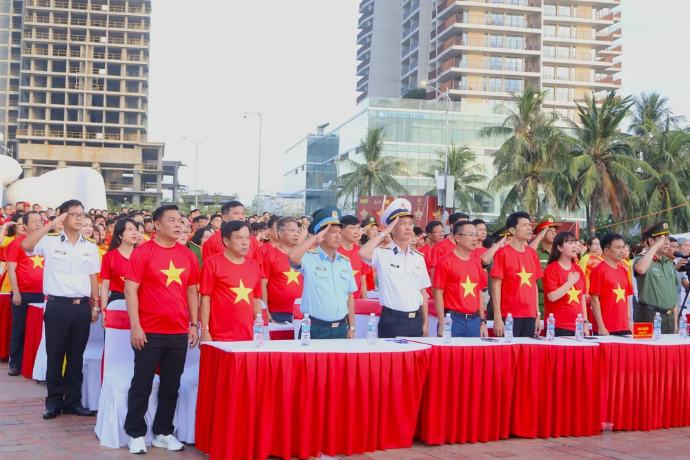 Các đại biểu thực hiện nghi lễ chào cờ tại Công viên Biển đông IMG_9243.JPG