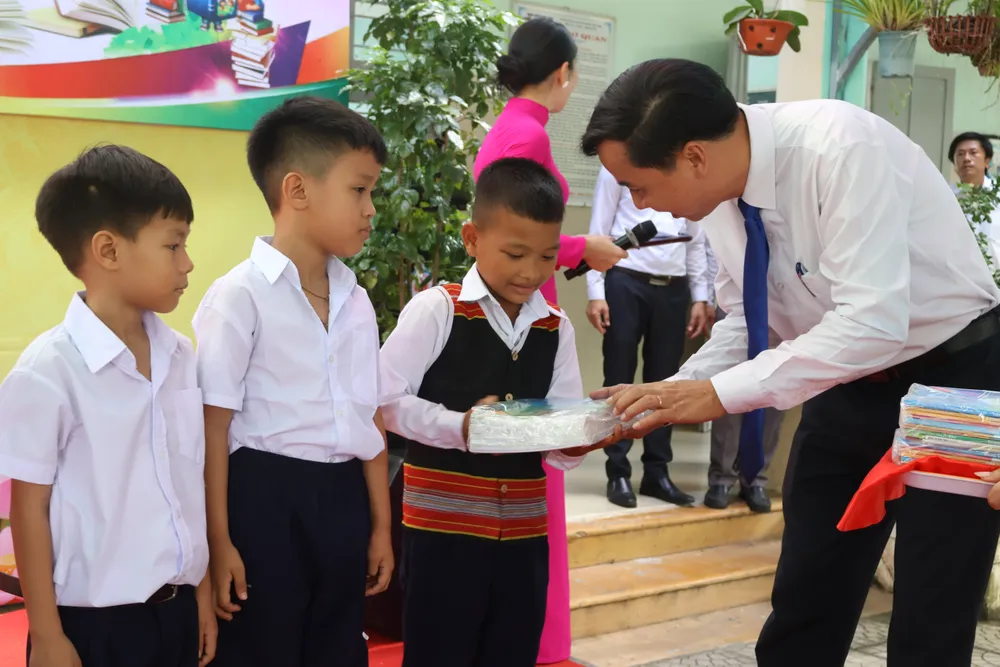 Chủ tịch UBND xã Hòa Vang Lê Phú Nguyện trao sách đến các em IMG_9278.JPG