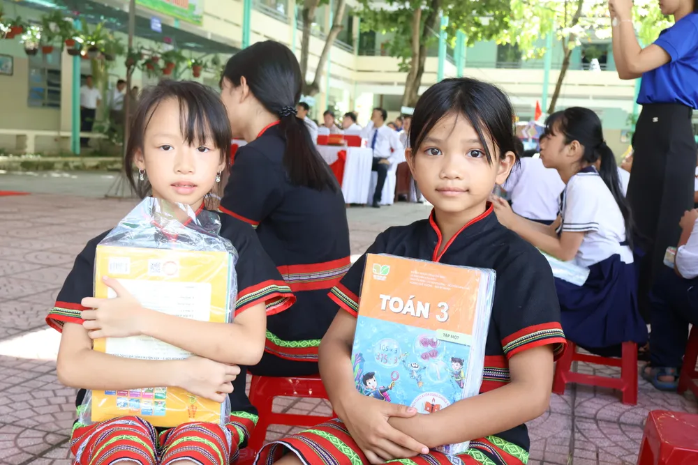 Nhiều em học sinh người Cơ Tu nhận sách giáo khoa tại chương trình IMG_9299.JPG