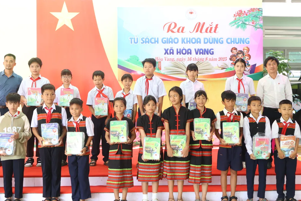 Tủ sách giáo khoa dùng chung xã Hòa Vang được đặt tại thư viện các trường thuộc xã quản lý IMG_9309.JPG