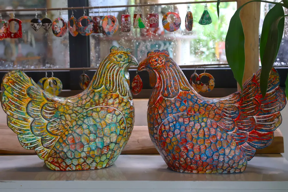 Un par de mascotas de pollo hechas de leña seca. IMG_9438.JPG