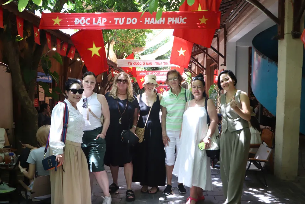 Auch viele ausländische Touristen lassen sich von der vietnamesischen Festivalatmosphäre verzaubern. z6940953862625_f291f3eab58f1b502cf0a35a6ff2393d.jpg