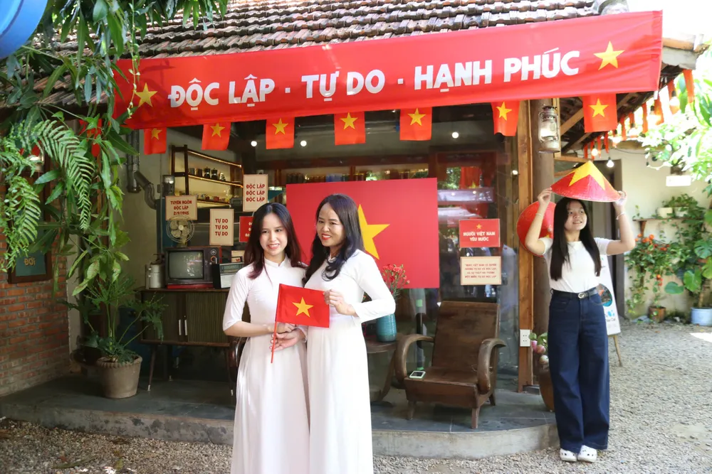 Viele junge Menschen präsentieren ihre Figuren in Ao Dai, halten kleine Flaggen in den Händen und fangen so bedeutungsvolle Momente vor dem großen Feiertag des Landes ein. z6942677858645_40da9e390366accebdde23d88bc397a5.jpg