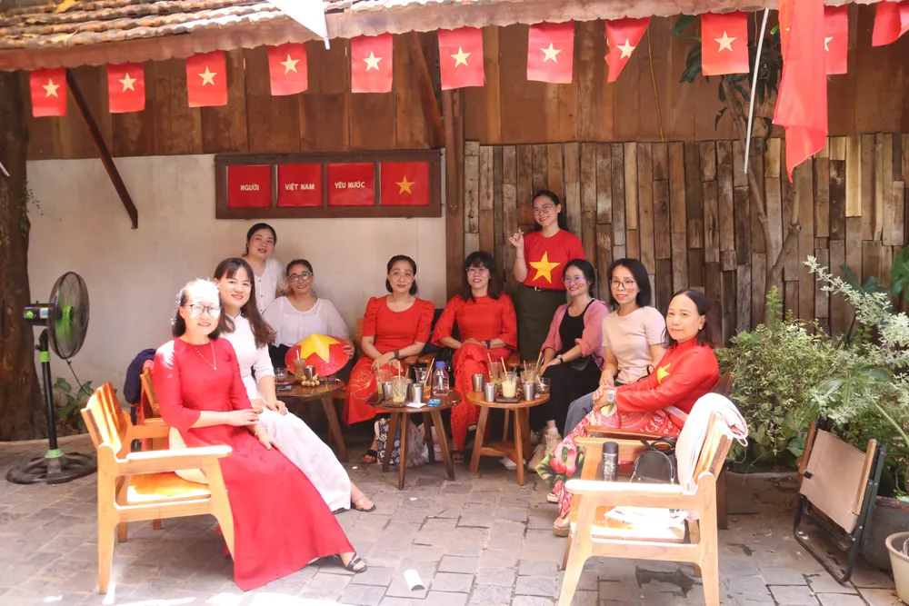 Die geschäftige Atmosphäre in einem Café in der Pham Hong Thai Street (Da Nang City) zieht viele Menschen zum Einchecken an. z6942677886217_ecbcdab60ee8c35aa974bf9d04609849.jpg