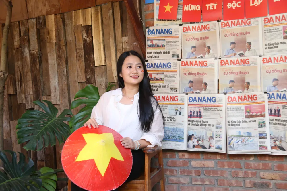 Khanh Quynh, Student an der Da Nang University of Economics, sagte: „Ich bin wirklich beeindruckt von der Dekoration der Cafés in letzter Zeit, gemütlich und voller vietnamesischer Kultur. Sobald ich eintrat, wollte ich sofort einchecken und schöne Fotos machen, um den Nationalfeiertag am 2. September zu feiern.“ z6942677968966_7af9aae8a59973149fe6285729b5f07c.jpg
