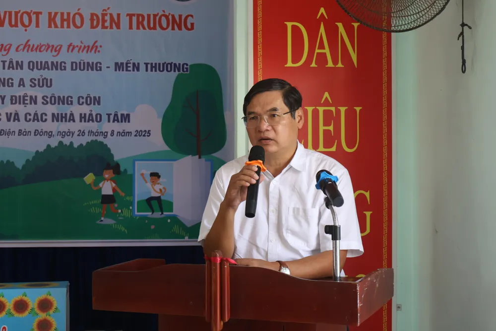Ông Nguyễn Thành, nguyên Phó Tổng Giám đốc Tổng Công ty Điện lực miền Trung thay mặt các nhà hảo tâm phát biểu tại chương trình IMG_9532.JPG
