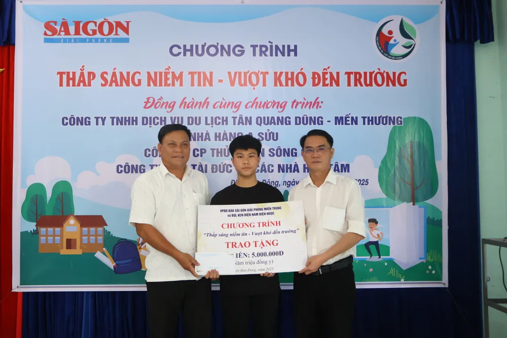 Đại diện Báo SGGP và chính quyền địa phương trao suất học bổng 5 triệu đồng cho em Nguyễn Đức Huy Hoàng IMG_9539.JPG