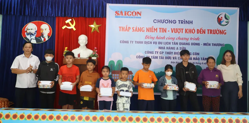 Đại diện chính quyền địa phương cùng nhà hảo tâm trao quà đến các em học sinh IMG_9552.JPG