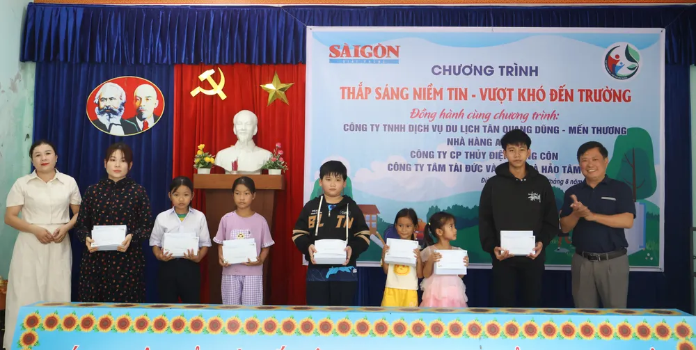 Đại diện chính quyền địa phương cùng nhà hảo tâm trao quà đến các em học sinh IMG_9553.JPG