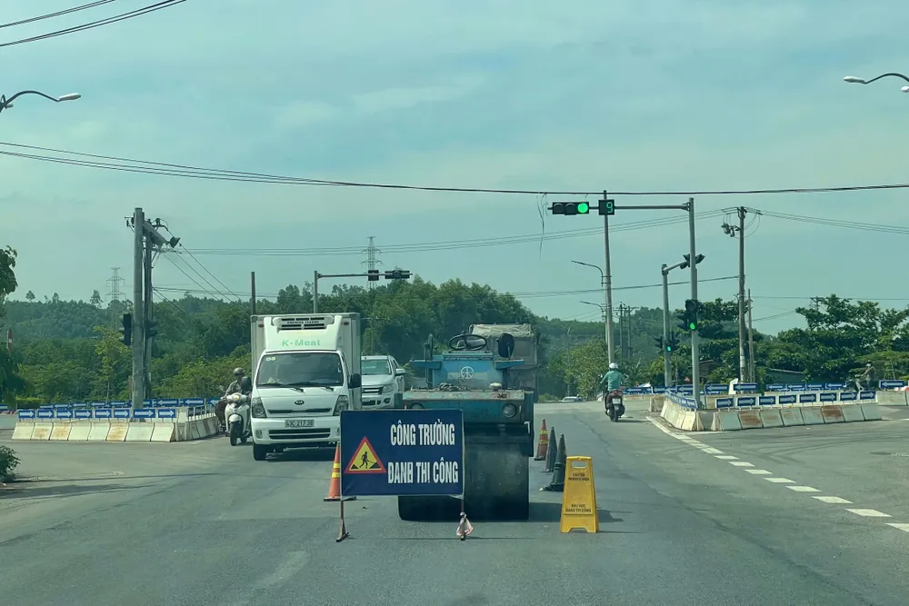 Tình trạng xe tải, xe khách lưu thông với tần suất cao khiến mặt đường bị hư hỏng z6945665413367_f130267e5a428f873533d48e8f07ae5d.jpg
