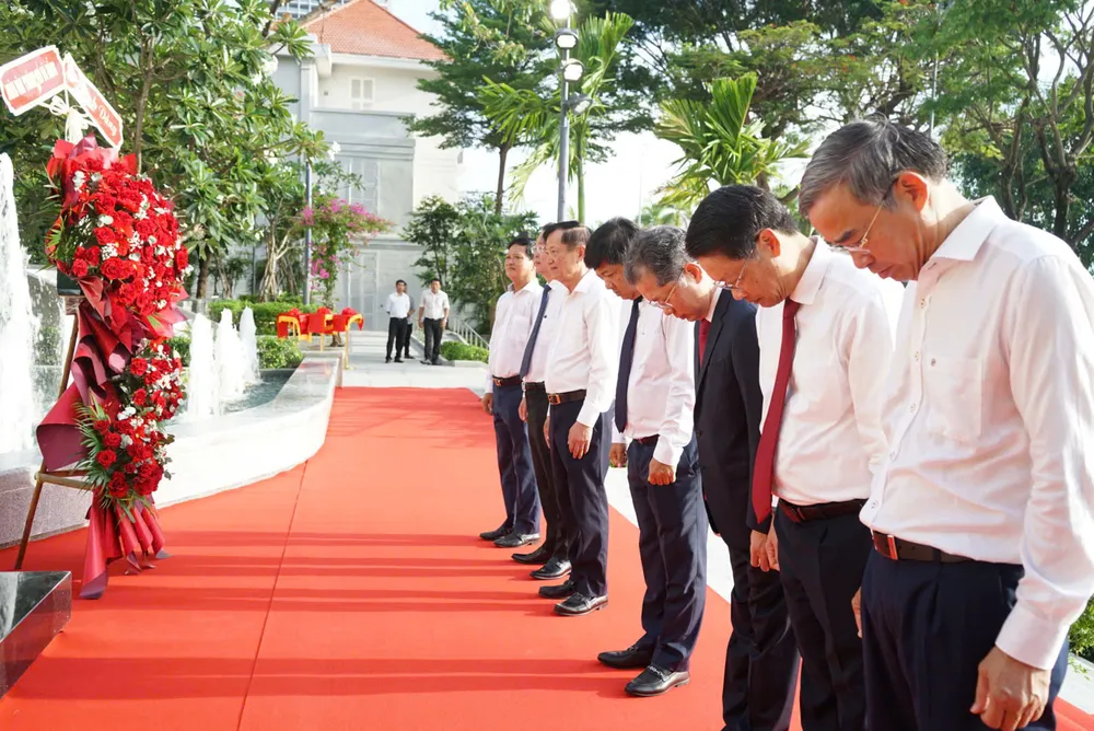 Lãnh đạo và nhân dân TP Đà Nẵng dâng hoa tưởng niệm Bác tại Lễ khánh thành Tượng Bác Hồ z6952584448582_fd3fb411aa71b4d1ca354e945ef29969.jpg