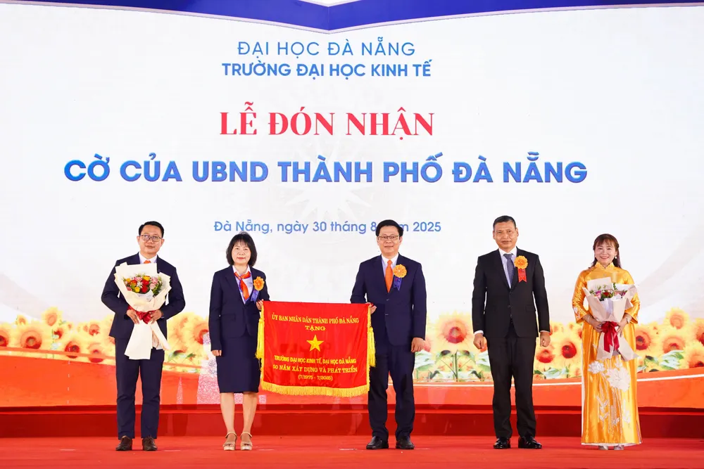 Trường Đại học Kinh tế - Đại học Đà Nẵng đón nhận cờ của UBND TP Đà Nẵng DUE50-LE (40).jpg
