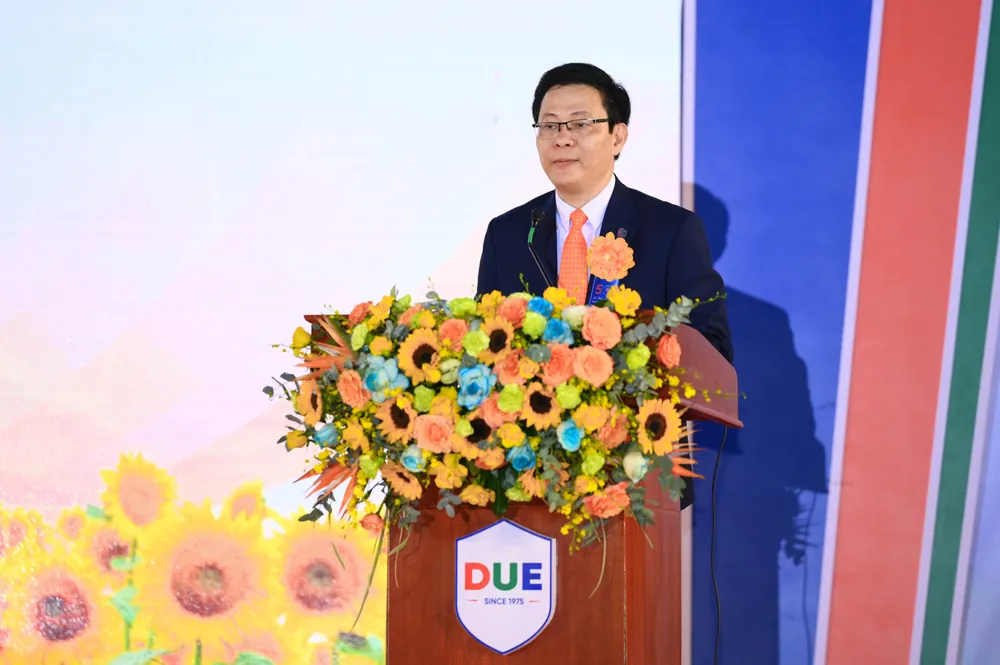 PGS.TS Lê Văn Huy, Hiệu trưởng Trường Đại học Kinh tế - Đại học Đà Nẵng phát biểu diễn văn kỷ niệm Trường Đại học Kinh tế Đà Nẵng 50 năm đào tạo nhân lực chất lượng cao.jpg