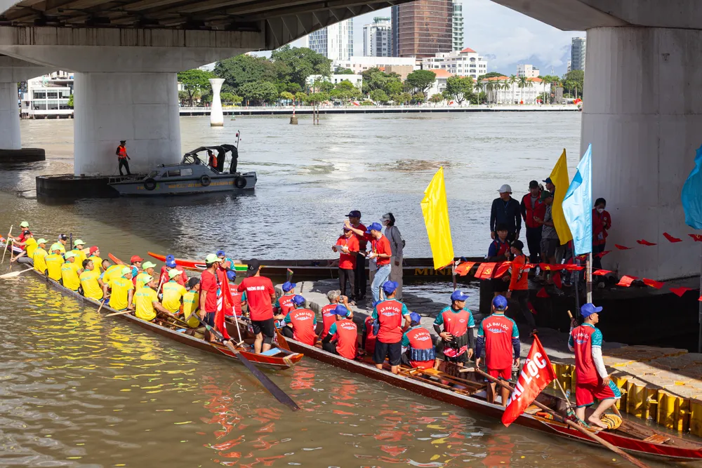 Mỗi thuyền đua có 17 VĐV tham gia thi đấu IMG_7517.jpg