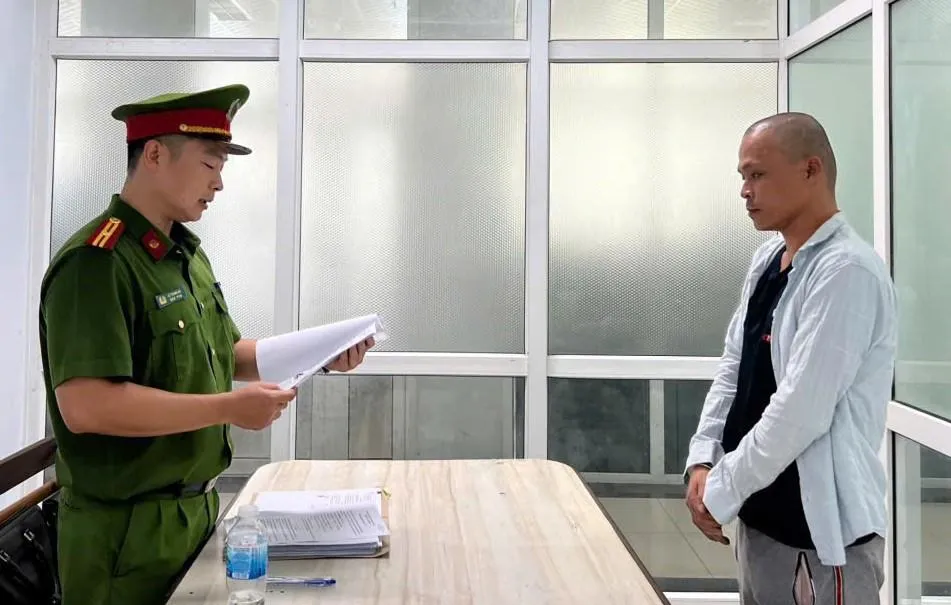 Cơ quan Cảnh sát điều tra Công an TP Đà Nẵng tống đạt các quyết định đối với Dương Bá Toàn. Ảnh: CACC