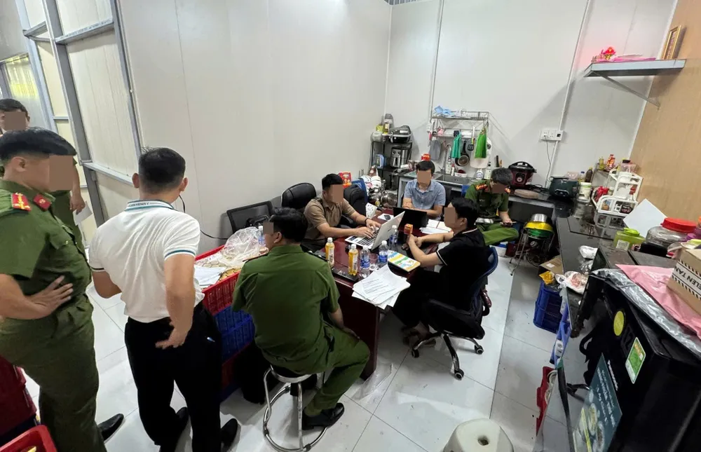 Lực lượng chức năng thu giữ gần 38.000 lọ nước yến thành phẩm thuộc 15 loại khác nhau z7001777099780_22851869e05bd141cd1f16ea7829996d.jpg