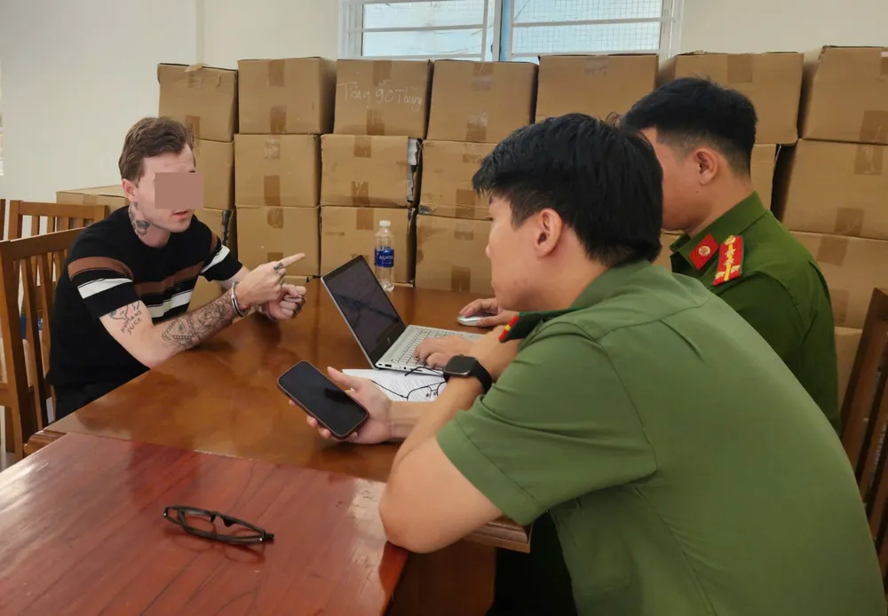 Công an làm việc với ông V.J.A. Ảnh: CACC