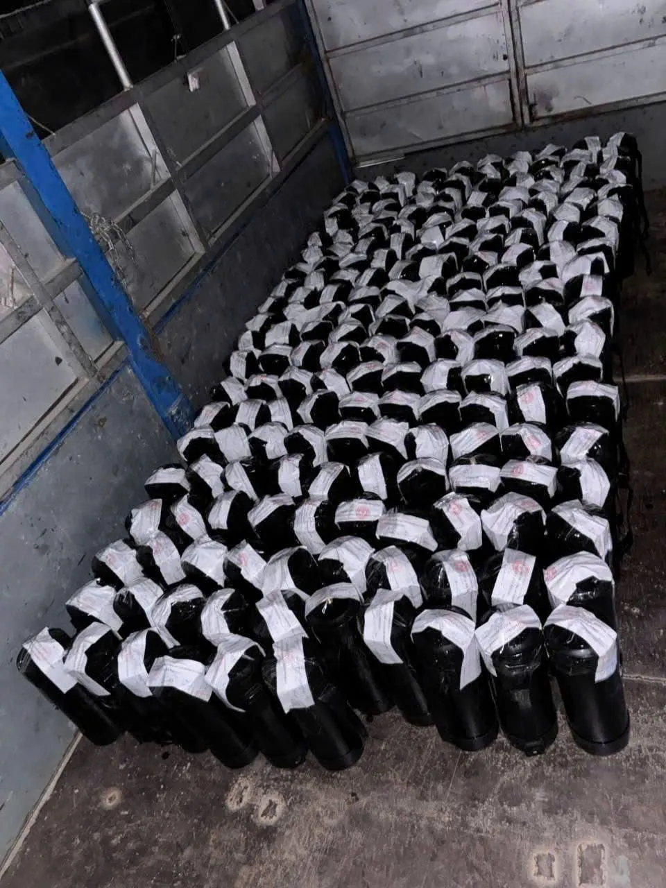 Công an Đà Nẵng thu giữ hơn 700 bình khí cười. Ảnh: CACC z7006143185532_a4853116df5868adf2518f9e698294fa.jpg