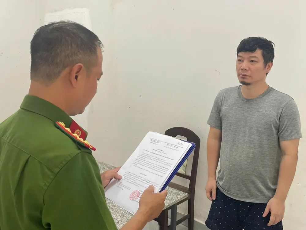 Cơ quan Cảnh sát điều tra Công an TP Đà Nẵng tống đạt các quyết định đối với Nguyễn Đăng Đông. Ảnh: CACC 25-9DC2.jpg