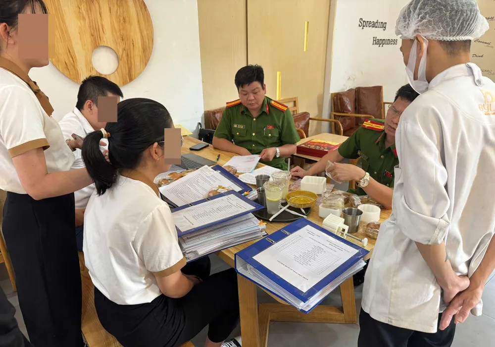 Cơ quan công an làm việc với chủ cơ sở sản xuất bánh trung thu. Ảnh: CACC 27-9B11.jpg