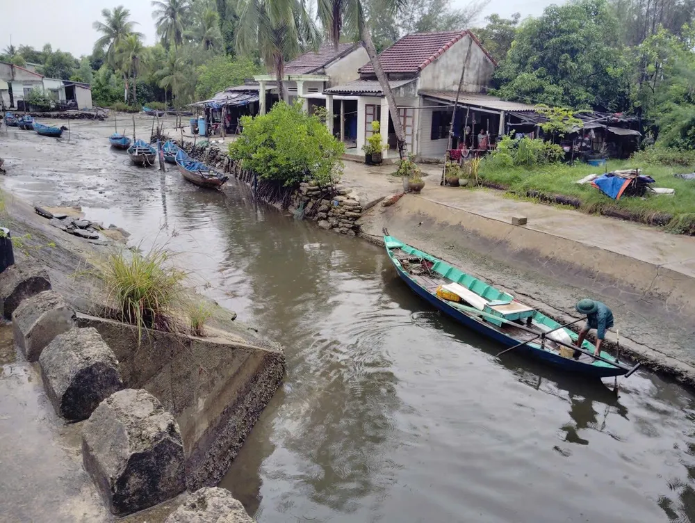 Chủ động rà soát toàn bộ nhà dân ở những vùng nguy hiểm, sẵn sàng di dân khi bão đổ bộ. Ảnh: Công an xã Tam Hải 554426422_803023255764619_3274396025464788924_n.jpg