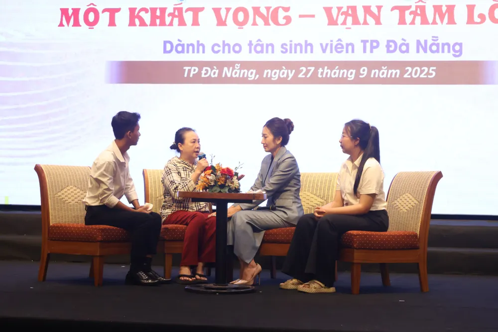 Ban tổ chức trò chuyện cùng tân sinh viên có hoàn cảnh đặc biệt khó khăn IMG_9750.JPG