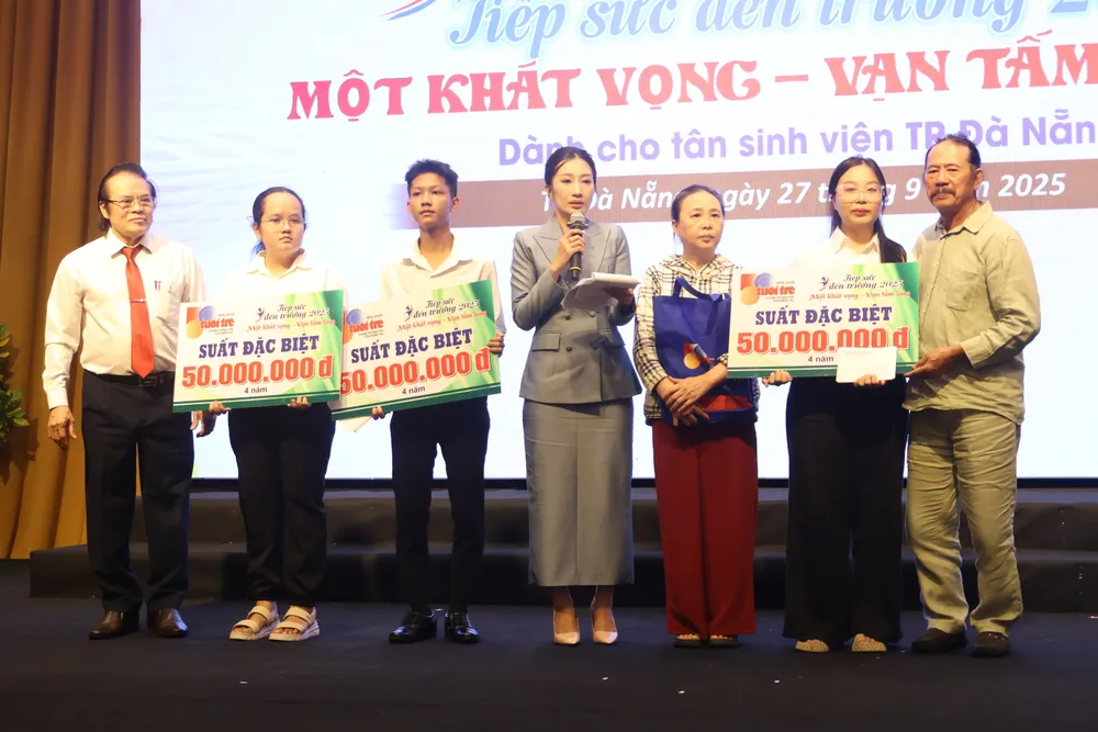 3 suất học bổng đặc biệt được trao đến các tân sinh viên có hoàn cảnh đặc biệt IMG_9757.JPG