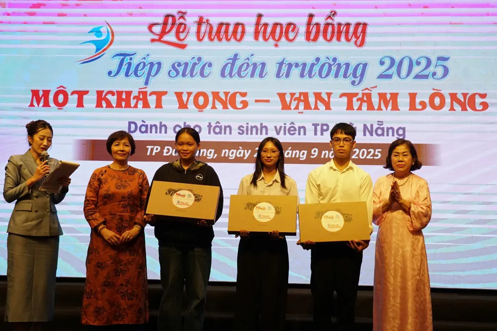 Trao tặng laptop đến các tân sinh viên z7055441600978_e9b36d92207b6bef9fe48f20dbae6851.jpg