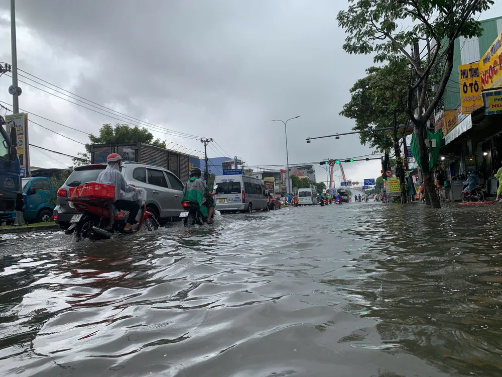 Một số tuyến đường trung tâm TP Đà Nẵng ngập cục bộ do mưa lớn, người dân di chuyển khó khăn z7056066420781_1d3e7d7a61736919905acbfb2785d763.jpg