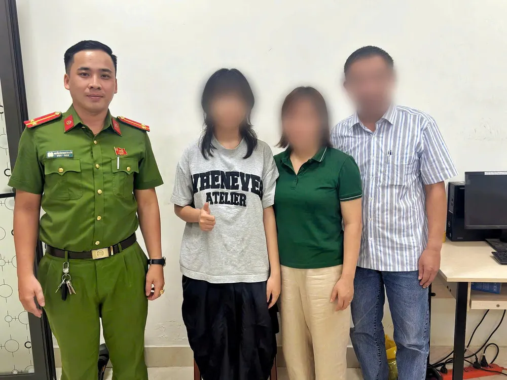 Em B. được lực lượng Công an phường Hòa Khánh giải cứu thành công. Ảnh: CACC