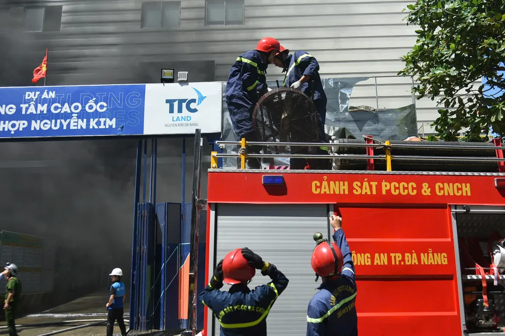 Lực lượng Cảnh sát tham gia chữa cháy tại hiện trường CHÁY 2.jpg