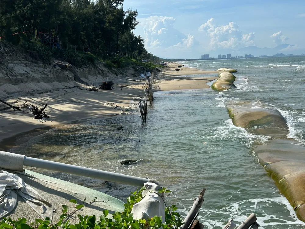 Große Wellen haben viele Sandsäcke unter Wasser geschwemmt und sich tief in das Festland gefressen. z7118050090558_de55224a463295cdaaa5a130ab17d3d6.jpg