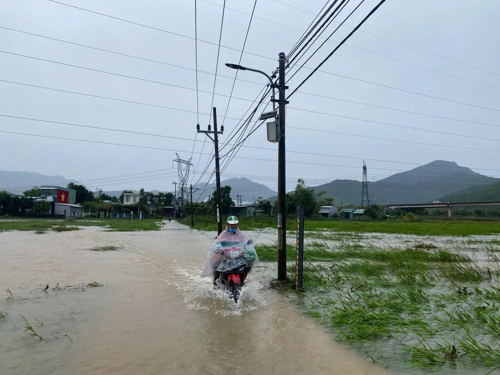 Tuyến đường qua thôn Quan Nam 1 ngập sâu, người dân chật vật di chuyển z7129606348952_74df0d80f2d6225f09eea7d686346ad1.jpg