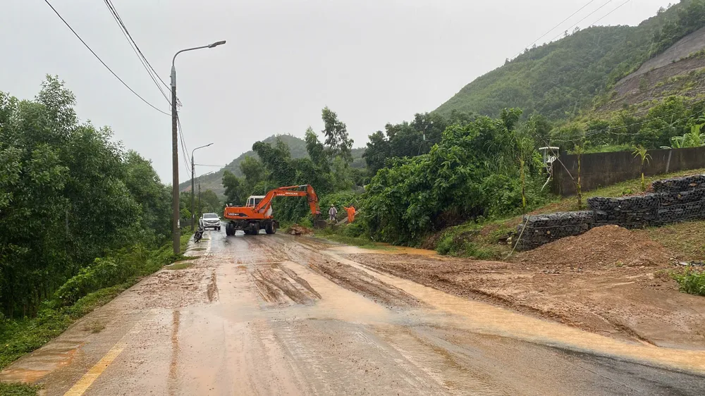 Đất đá tràn xuống đường gây mất an toàn giao thông z7129606366527_a8a47d1d5782babf63ce90ca0b5aecff.jpg